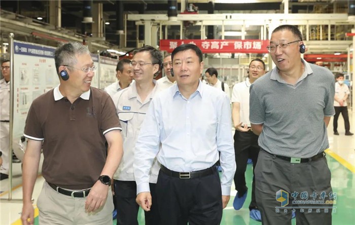 王海英一行到解放发动机事业部惠山工厂参观交流 王海英一行到解放发动机事业部惠山工厂参观交流