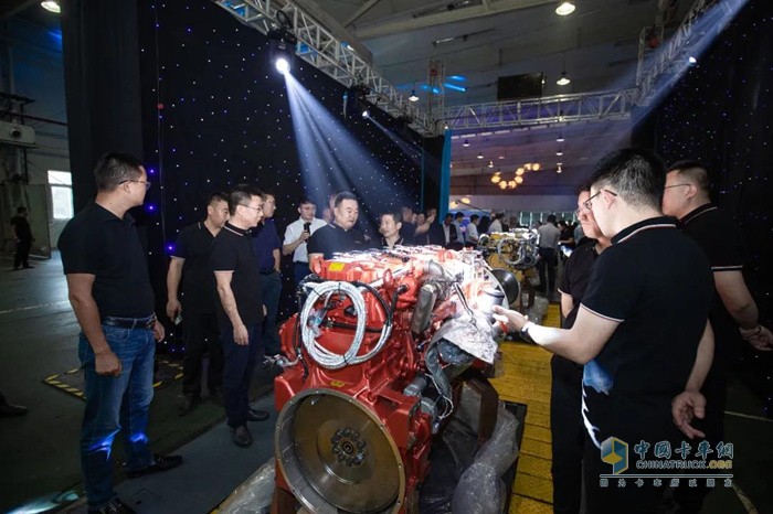 现场嘉宾观摩K13N国六V2版天然气发动机